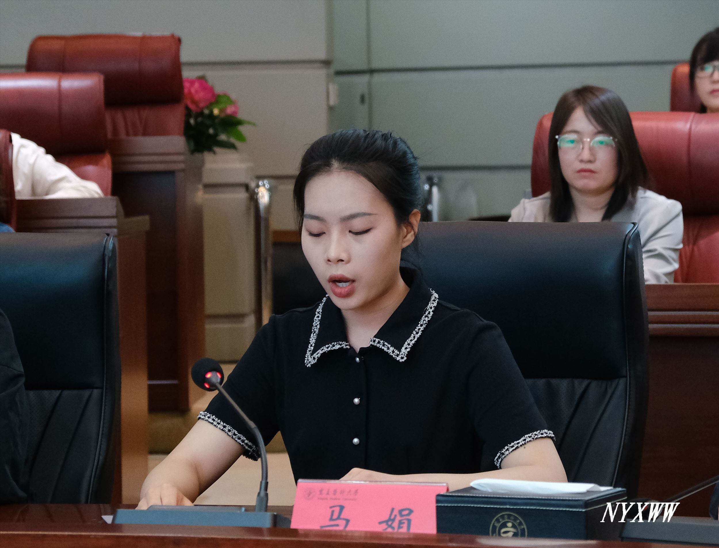 郝銀菊副校長(zhǎng)主持會(huì)議 (2)