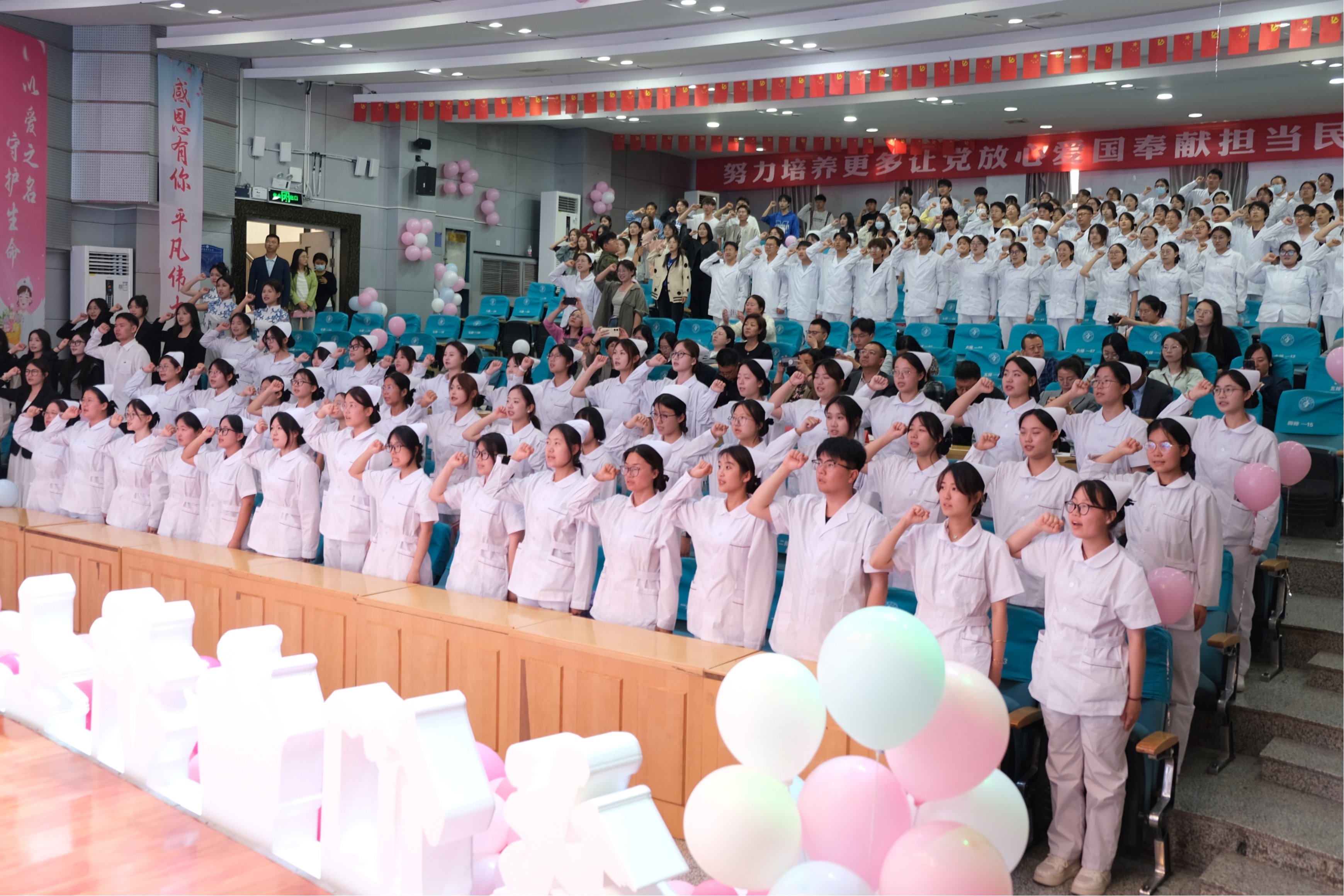 人民日?qǐng)?bào)：寧夏醫(yī)科大學(xué)舉辦2025年“5·12”國(guó)際護(hù)士節(jié)慶祝大會(huì)