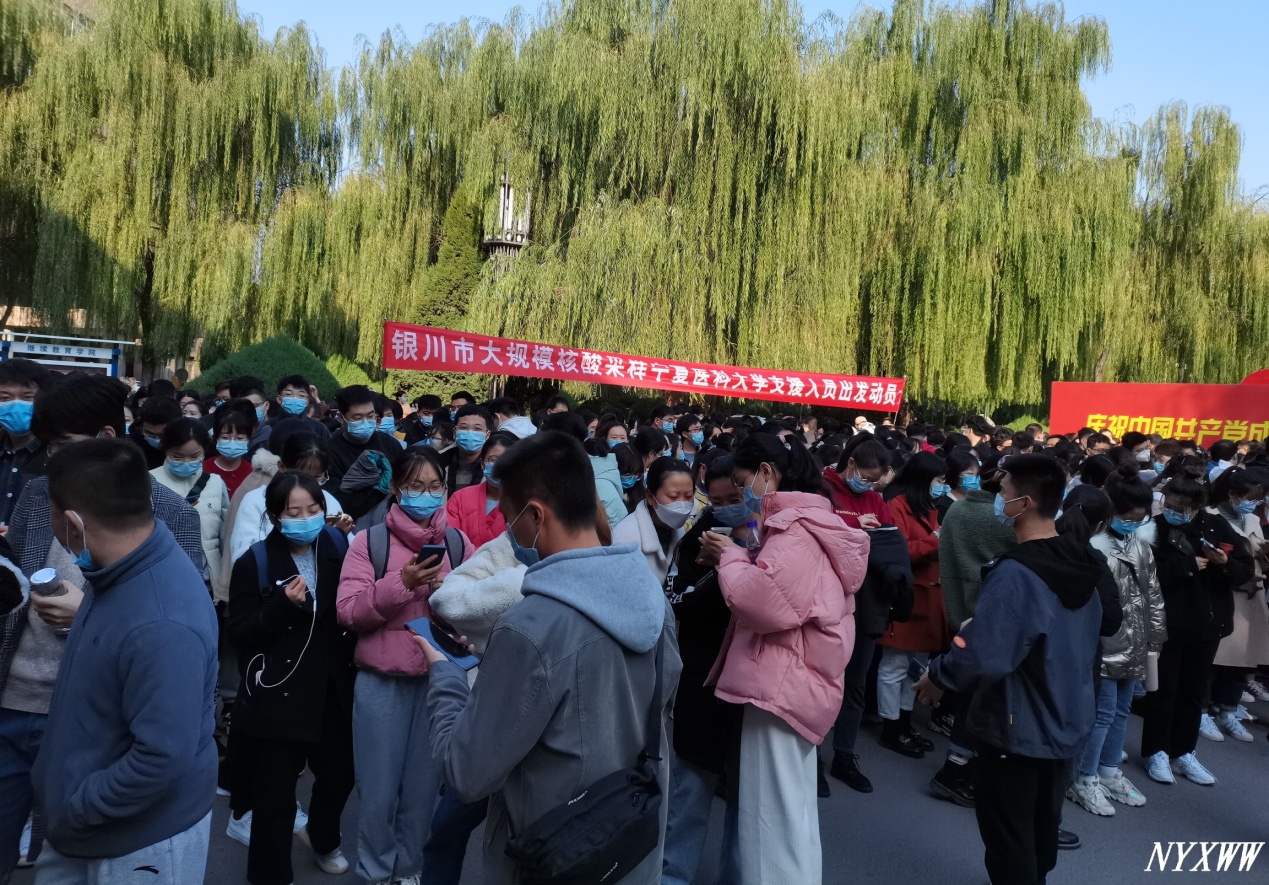 學(xué)生緊急集合出征.jpg,學(xué)生上門為行動不方便的老人做核酸檢測.jpg
